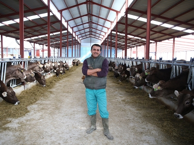 Almanya'dan getirdiği ineklerle çiftlik kurdu