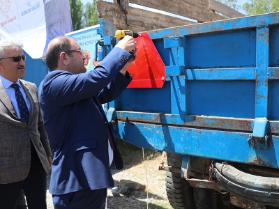 Erzincan’da traktör sahiplerine reflektör dağıtıldı