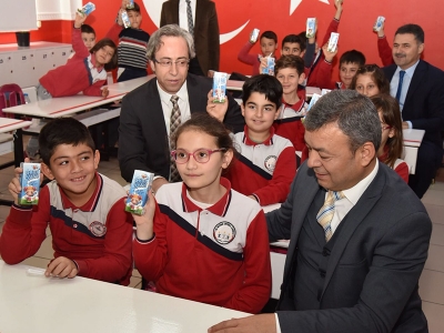 Antalyalı öğrencilere okul sütü