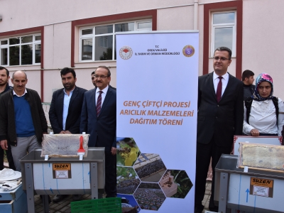 Genç çiftçilere arıcılık araç ve gereçleri dağıtıldı