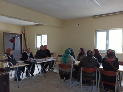 Mengenli kadınlar el ele