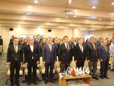 Genç eller hamur yoğuracak