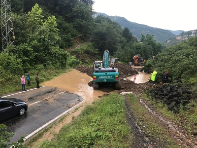 Tarım ve Orman Bakanı Yumaklı, selden etkilenen Düzce'de