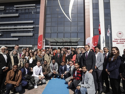 Bakan Kirişci misafir öğrencilerle bir araya geldi