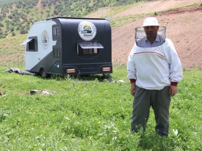 Karavanla yayla yayla gezerek bal üretiyorlar