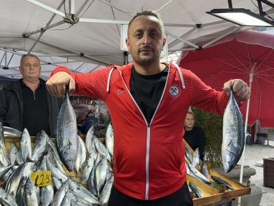 Tekneler balık dolu dönüyor, balıkçının yüzü gülüyor