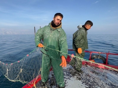 Balıkçılar dondurucu soğukta da av mesaisinde