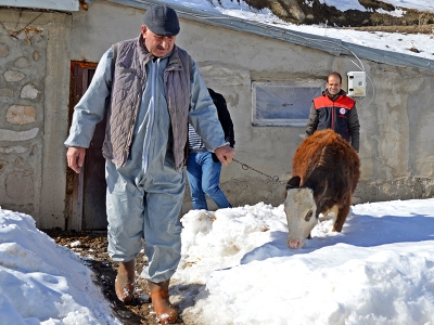 Besiciler de depremzedelere hayvanlarıyla destek oldu