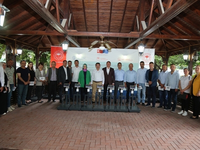 Çiftçi Okulu öğrencilerine ekipman desteği