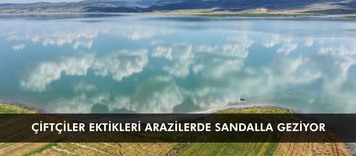 Çiftçiler ektikleri arazilerde sandalla geziyor