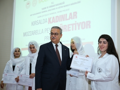 Mozzarella ustası kadınlara sertifikaları verildi