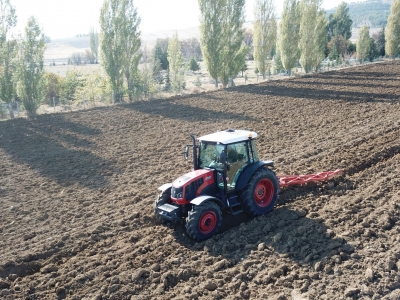 Çiftçilere kredili traktör desteği