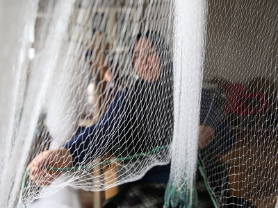 Balıkçı ağları Hataylı kadınların elinde şekilleniyor
