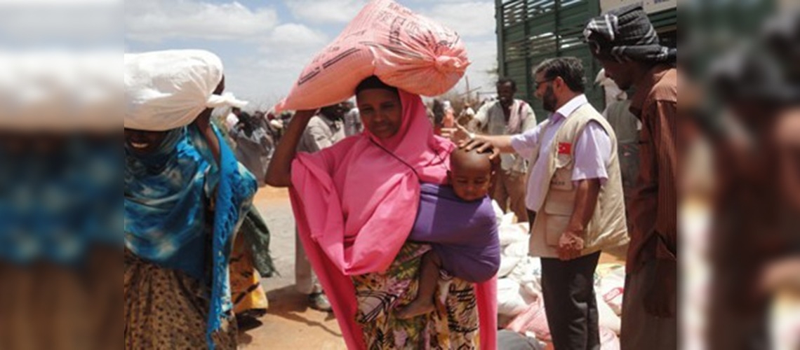 Somaliye uzanan yardım eli, kadınlara makarna yapımı ve dikiş öğretiyor