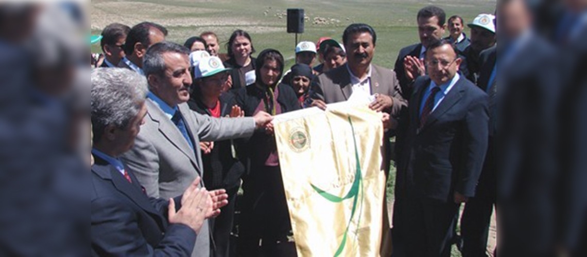 Başarılı mera ıslahının ödülü Altın bayrak