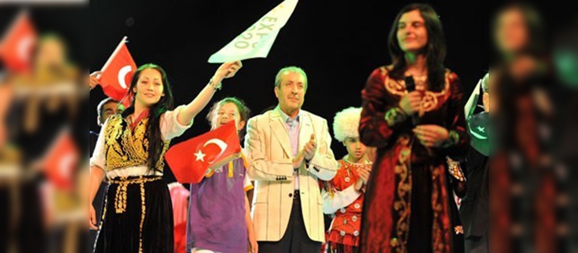 Bakan Eker, İzmirdeki  Türkçe Olimpiyatlarında konuştu