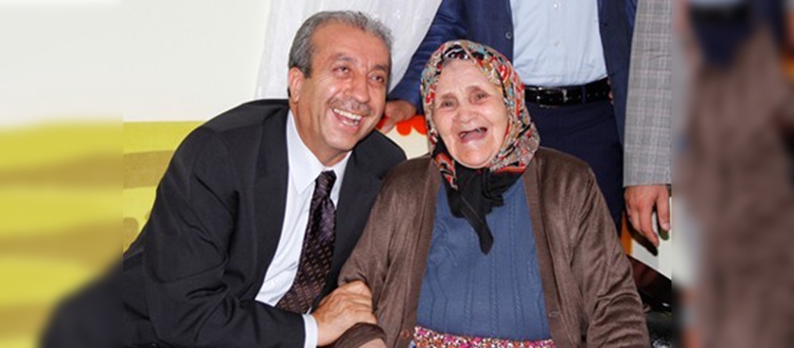 Bakan Eker, iftarını vatandaşlarla birlikte açtı