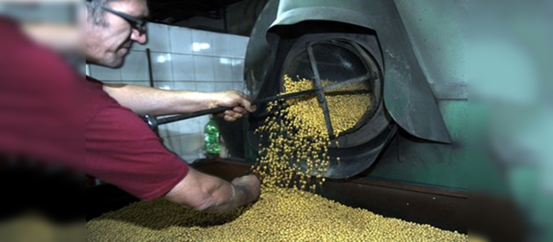 Leblebi üreticisi çift, fabrika gibi çalışıyor