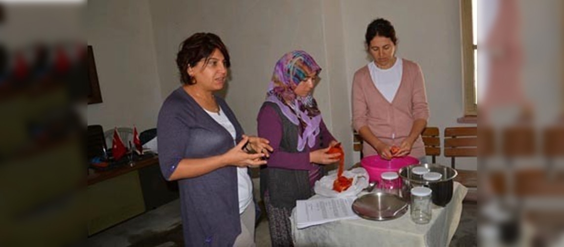 Kadın çiftçilere konserve yapımı eğitimi