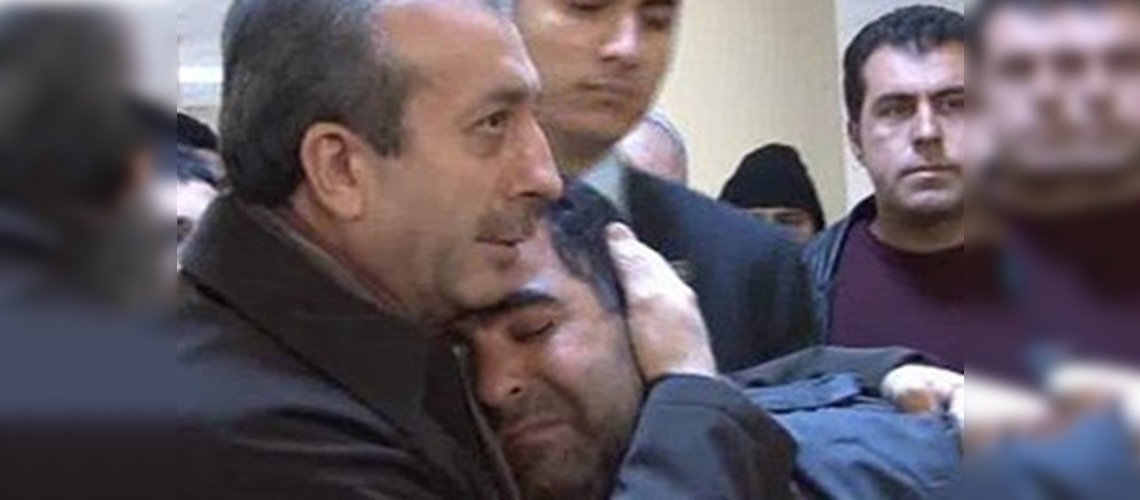 Bakan Eker'e yaslandı ve hıçkırıklara boğuldu