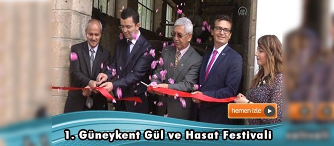 Yerli ve yabancı turistler gül topladı