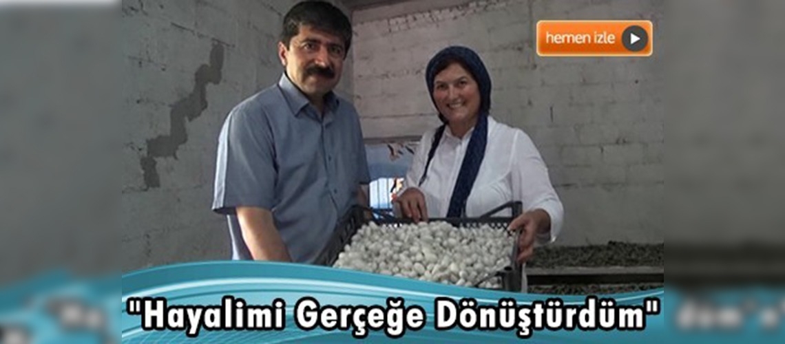 Evde ipek böceği yetiştiriyor 
