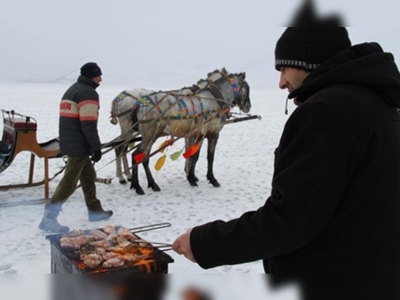 Çıldır Gölünde mangal ve kızak keyfi