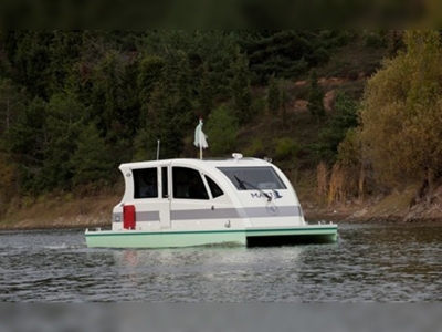 Hidrojen yüklü yüzen martı mavi sularda