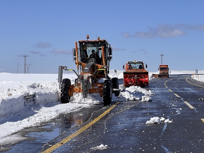 Kars'ta bahar ve kış bir arada yaşanıyor