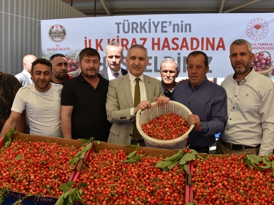 Manisa’da sezonun ilk kirazı hasat edildi