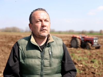 Kitap sevgisini tarlasına işledi