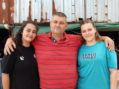 Kız kardeşlerin kurbanlıkları satışta