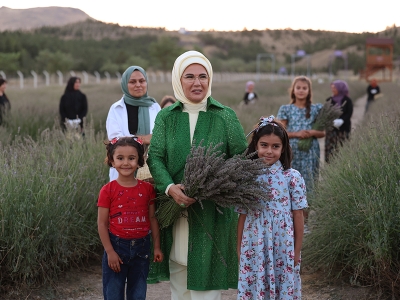 Emine Erdoğan ekolojik köyde lavanta hasadı yaptı