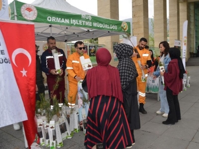 Üniversite öğrencilerine fidan dağıtıldı
