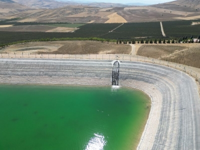 Elma bahçelerinde suyu koruyan sulama yöntemi