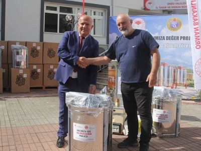 Bal süzme makineleri törenle dağıtıldı
