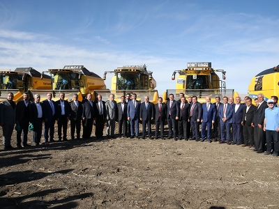 Ayçiçekleri şenlik havasında hasat edildi