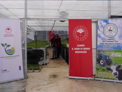 Öğrencilerle çiftçiler modern serada buluştu