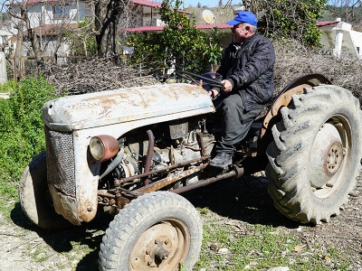 Emektar traktörüyle 36 yıldır tarla sürüyor