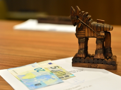 Dostluk eli fidana dönüşecek