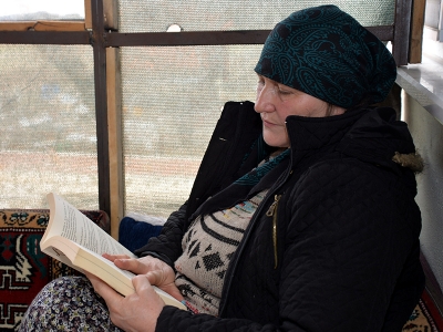 Kitaplarla mutlu olan kadın çiftçi