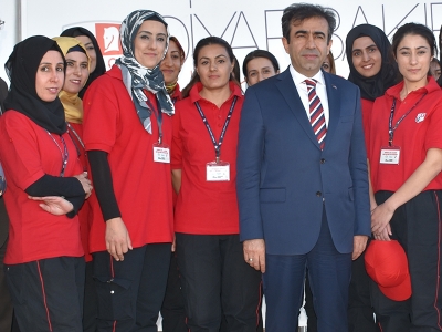 Kadın seyisler yetişiyor