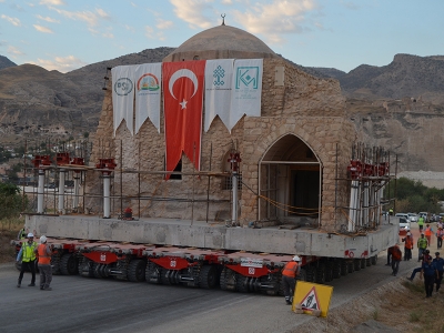 Tarihi zaviye yeni yerine taşındı