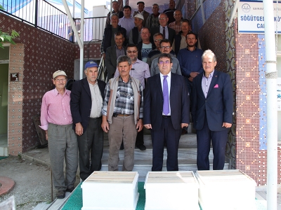 Çanakkaleli arıcılara arılı kovan dağıtıldı