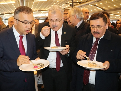 Saatte 3 ton hamsi tüketildi