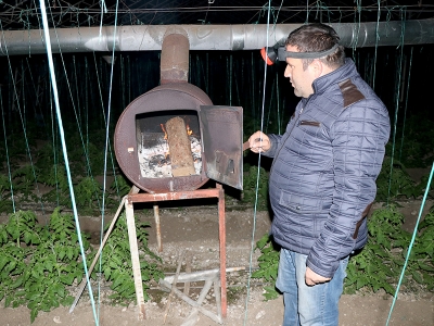 Muğlalı çiftçiler seralarda soğukla mücadele ediyor
