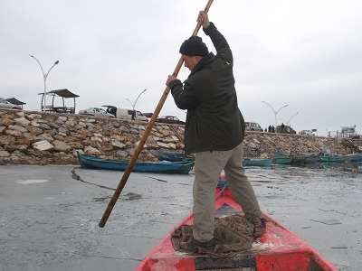 Beyşehir Gölü’nde buzlar arasında avlanma mesaisi
