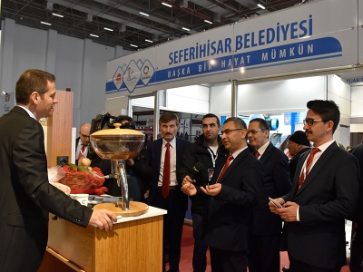 İzmir Fuarında çam balına yoğun ilgi