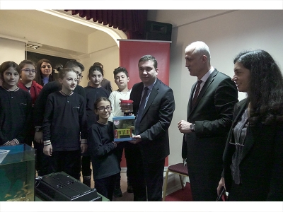 Öğrencilere akvaryum ve balık dağıtıldı