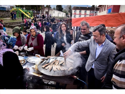 Çocuklar festivalde balığa doydu